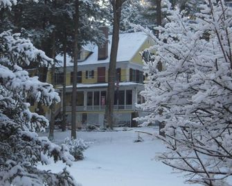 Brookview Manor Inn - Canadensis