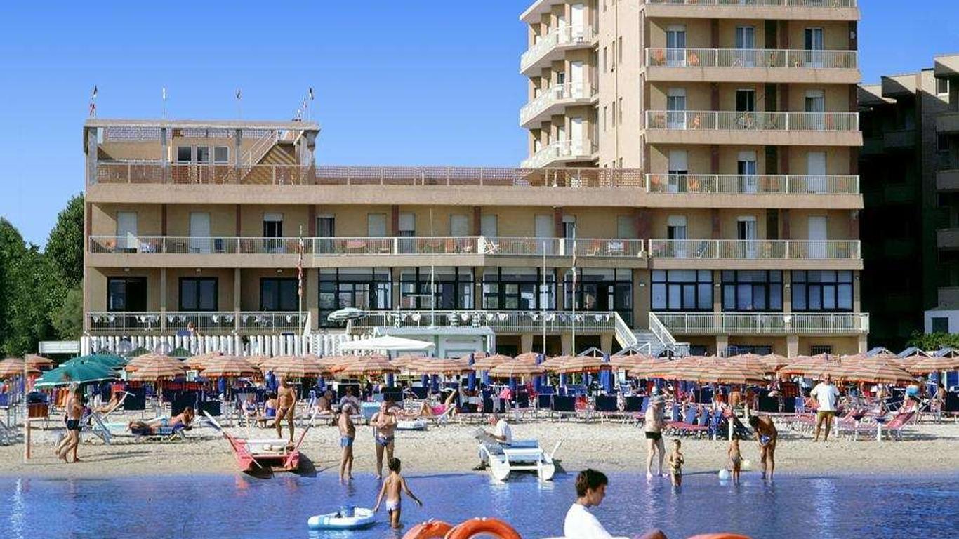 هوتل أستوريا بيسارو