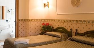 Hotel Louis I - Ciampino - Bedroom