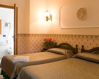 Hotel Louis I - Ciampino - Schlafzimmer