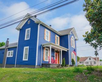 160 Year Old Remodeled Victorian Home In Mooresville - Mooresville - Building