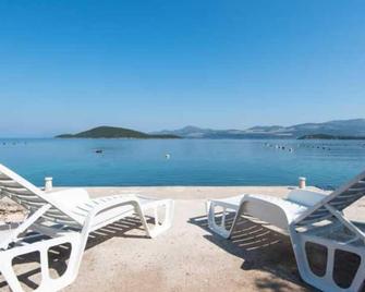 Spacious and Cozy Seafront Apartments - Putnikovic - Playa