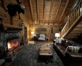 Peaceful Cabin, close to Angier, Fuquay and Holly Springs. Campbell U. nearby. - Angier - Living room
