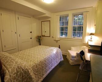 Charming Patio Apartment – ideally located near Arboretum, Downtown, UM Hospital - Ann Arbor - Bedroom