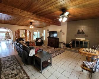 Snow Springs Pool House W/ Private Heated, Hotsprings Pool! 5 Bedrooms,sleeps 15 - Garden Valley - Sala de estar