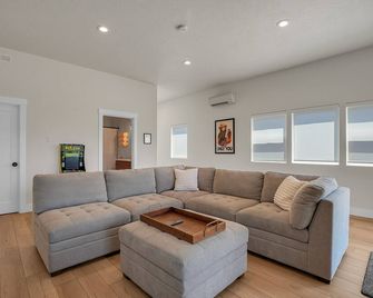 Modern house in Detroit lake, with breathtaking views - Detroit - Sala de estar