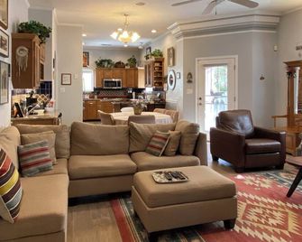 3-bedroom home close to New Mexico State University and the Convention center. - Las Cruces - Lounge