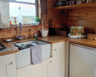 Charming Chichester Lodge Retreat - Chichester - Kitchen