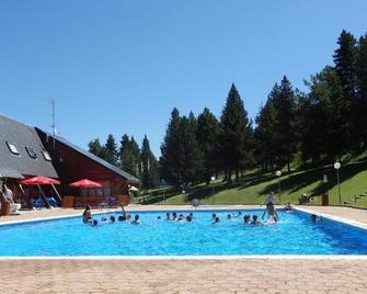 Alberg Residencia Esportiva Els Isards - Alp - Zwembad