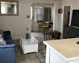 Only 200 feet from Lake. Fire Pit,Kayaks & Bikes included! Longer Stay Discounts - Houghton Lake - Sala de estar