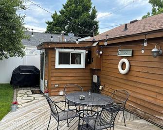 Location! Location! Location!br2 Bedroom, 1 Bathroom Cottage - Lexington - Patio