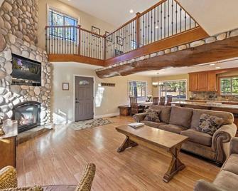 Mountain House - Retreat/ Newly Remodeled! Linens Included - Twain Harte - Living room