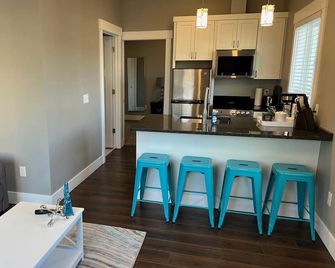 Lovely Modern Space - Teal - Missoula - Cocina