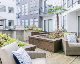 Charming Cozy Apartment with Wi-Fi & Free Parking - Charlotte - Varanda