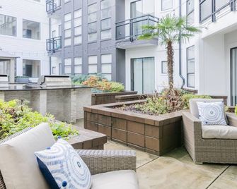 Charming Cozy Apartment with Wi-Fi & Free Parking - שרלוט - מרפסת