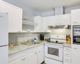 Tallahassee Home with Yard Less Than 2 Mi to FSU Campus - Tallahassee - Kitchen