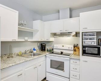 Tallahassee Home w/ Yard 2 Mi to FSU Campus - Tallahassee - Kitchen