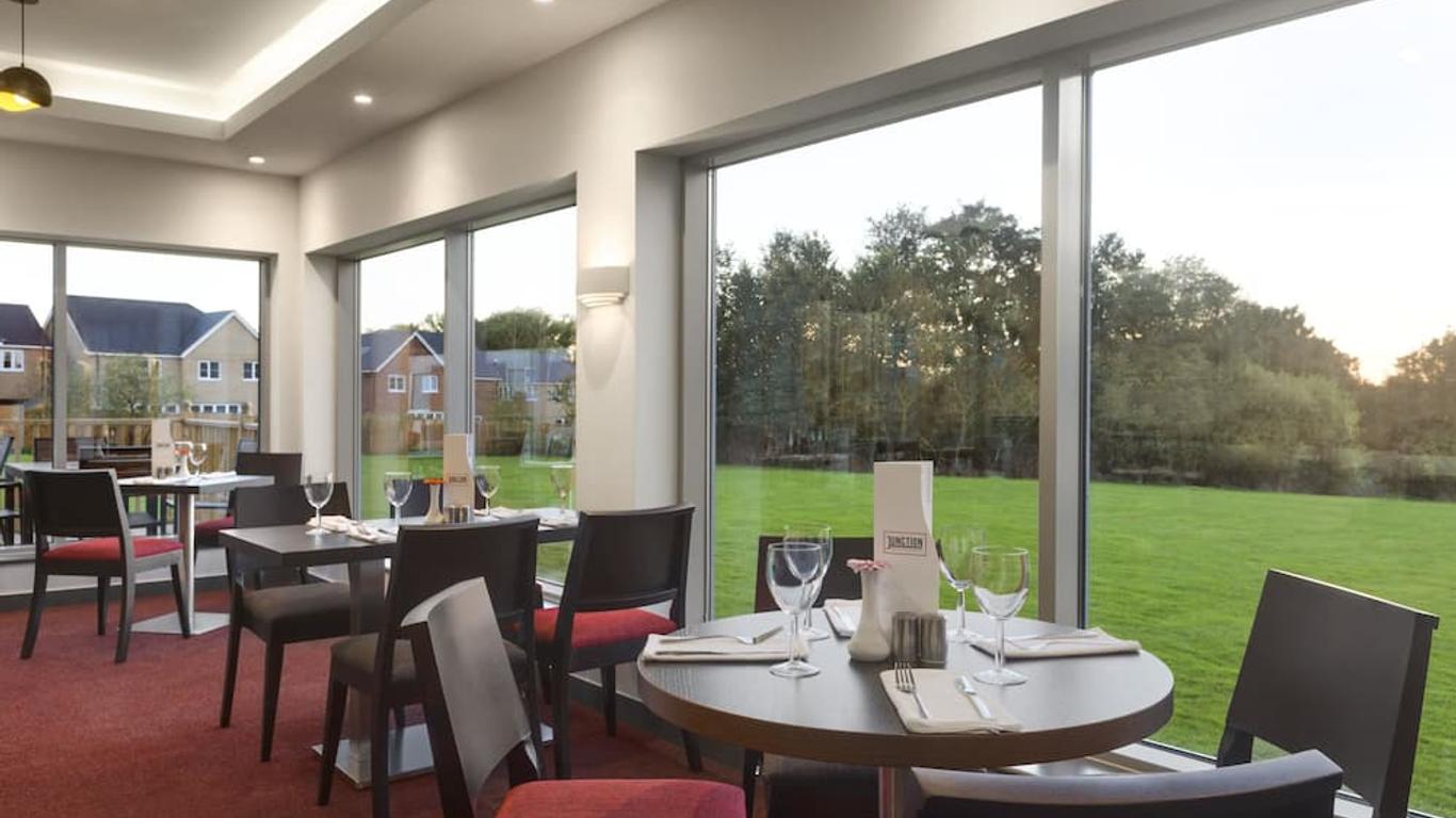 دايز إن ميلتون كينز إيست إم1