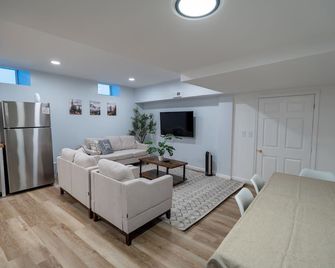 Stylish Stay By Beach & Shops - Beverly - Living room