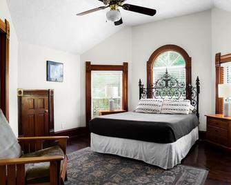 Brava House Bed and Breakfast - Austin - Bedroom