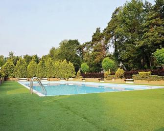 Holiday home 3 km from Baarle-Nassau - Baarle-Nassau - Piscina