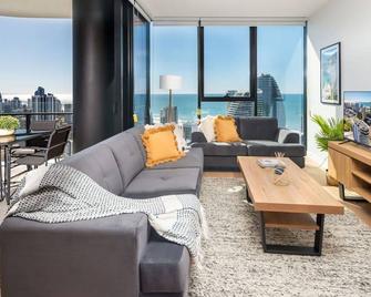 Sun Surf The City. Dining and Entertainment short walk away - Broadbeach - Living room