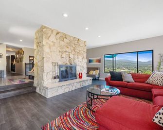 Trask River House: A Unique Home With Great Views! - Tillamook - Huiskamer