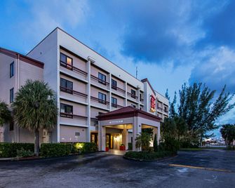 Red Roof PLUS+ Miami Airport - Miami - Building