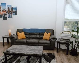 Beautiful Top Floor 1BR with Free Parking & River View - Indianápolis - Sala de estar