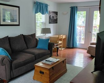 On a quiet, narrow Lane walking distance to all amenities - Mahone Bay - Obývací pokoj