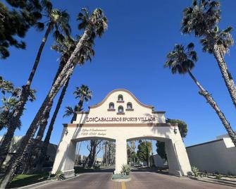 Resort Style Condo near Beaches & Disneyland - Fountain Valley - Building