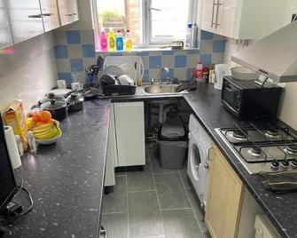 Wembley Home, 25mins to Central London - Wembley - Kitchen