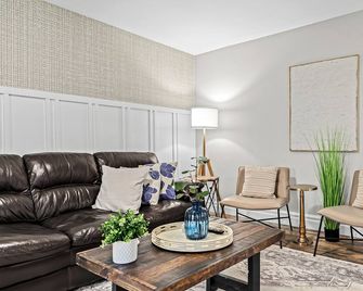 Prime Location King! Bed Near Mt Clemens - Mount Clemens - Living room
