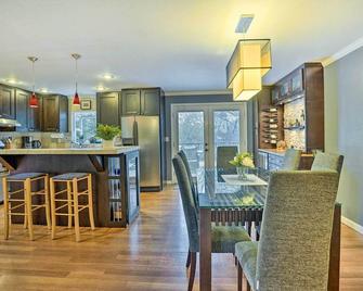 Lynnwood Home Private Hot Tub, Fire Table and Grill - Lynnwood - Dining room