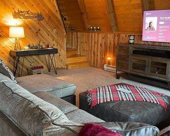 Newly remodeled cottage in the woods - Duck Creek Village - Living room