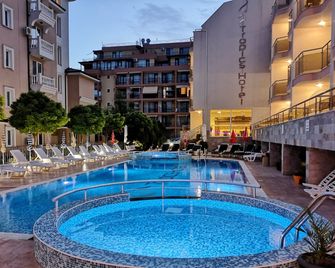 تروبكس هوتل - سفيتي فلاس - حوض السباحة