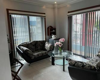 Vip Suite Hostel & Dormitory - Manila - Living room