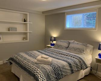 Modern Luxury 2 Bedroom Suite Minutes To The Ocean! - Saanichton - Спальня