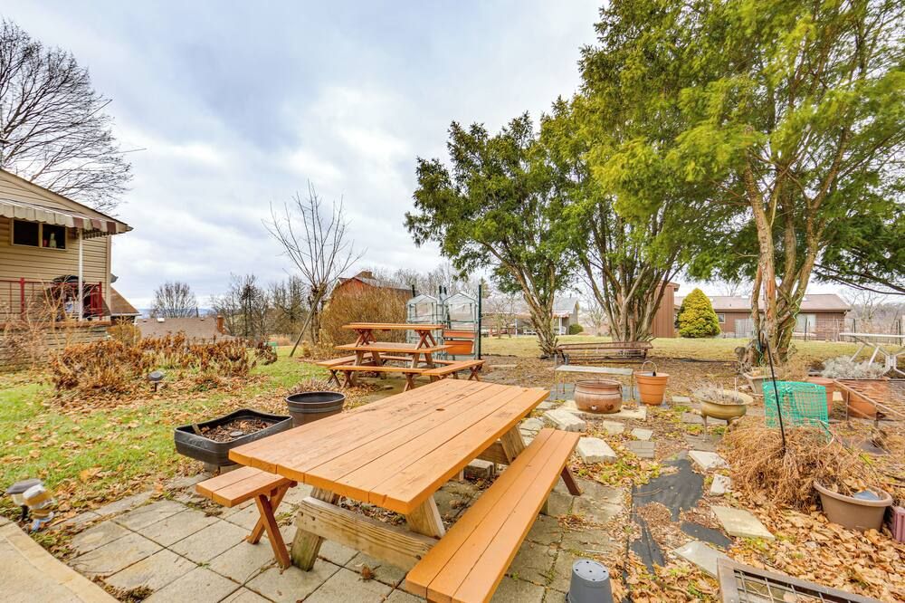 Rustic Chic Retreat: 4 Mi to Kennywood!