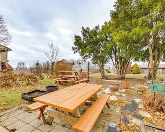 Rustic Chic Retreat: 4 Mi to Kennywood! - West Mifflin - Innenhof