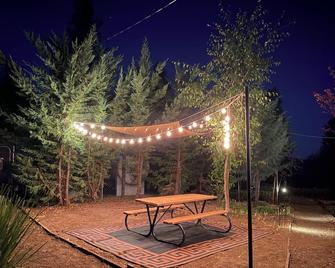 The Hilltop Cabin Retreat in Bass Lake Heights - Oakhurst - Patio