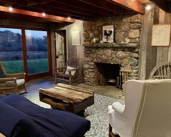 Serenity In Nature's South Shore Playground - Little Compton - Living room