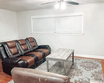 Midtown Avenue Home - Hattiesburg - Living room