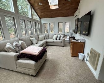 Quaint Cape Cod attached home nestled atop a hill near Speedwell Forge Lake - Lititz - Living room