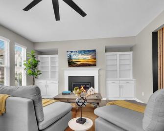 Modern 2br Townhome King Beds Near Mall Ga - Buford - Sala de estar