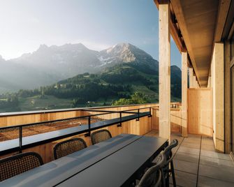 كورفي أبارتمنتس آند لونج - اديلبودين - شرفة