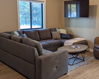 Cozy 2-bedroom house just 4 miles from Bemidji w/plenty of parking - Bemidji - Wohnzimmer