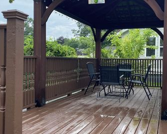 Spacious home in quiet neighborhood. Fenced yard. Easy access to attractions. - Oak Hill - Balcony