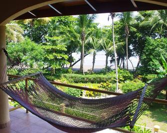 Oceanfront Home and Guest Cottage in Dominical, Costa Rica - Dominical - Patio