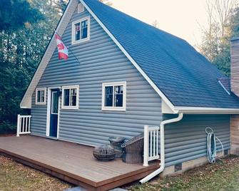 Lake-view Cottage on the bluffs above Lake Huron. Private Stairs down to beach. - Goderich - Building